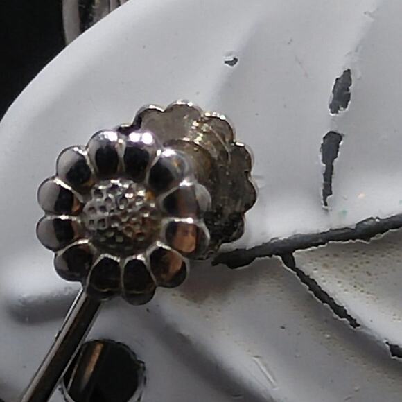 Vintage 1950s Rhodium Floral Screw Back Earrings Clear Rhinestones 1 Inch - Picture 6 of 8